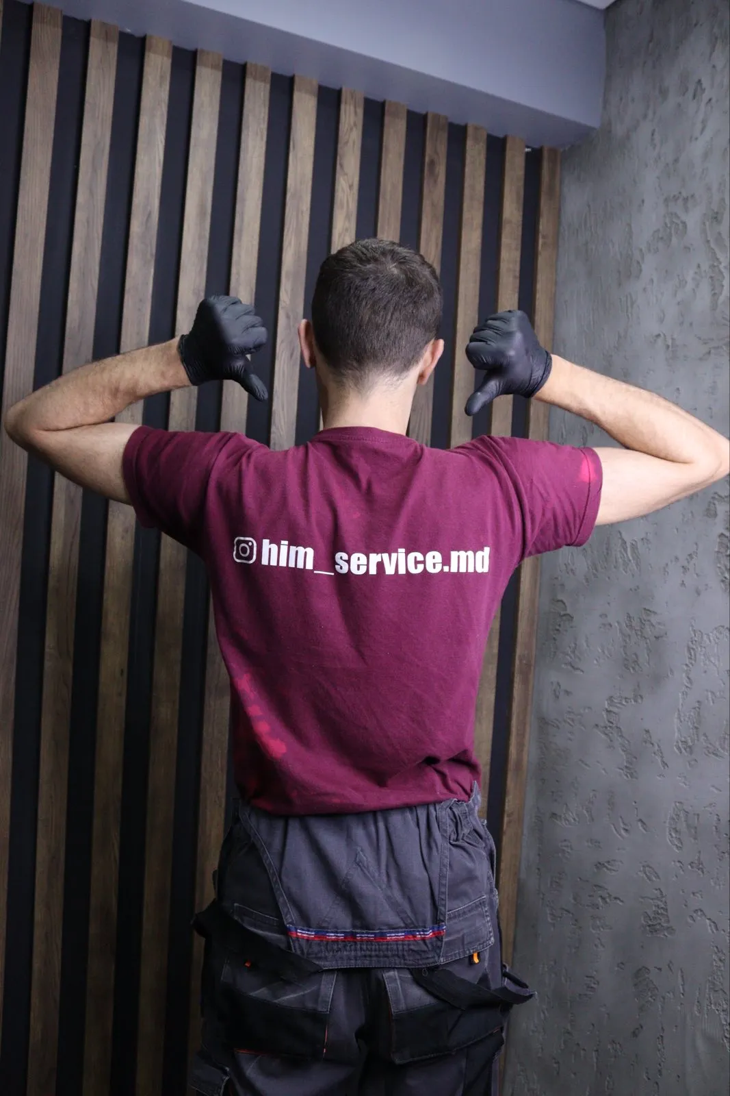 Мастер в фирменной футболке Him Service
